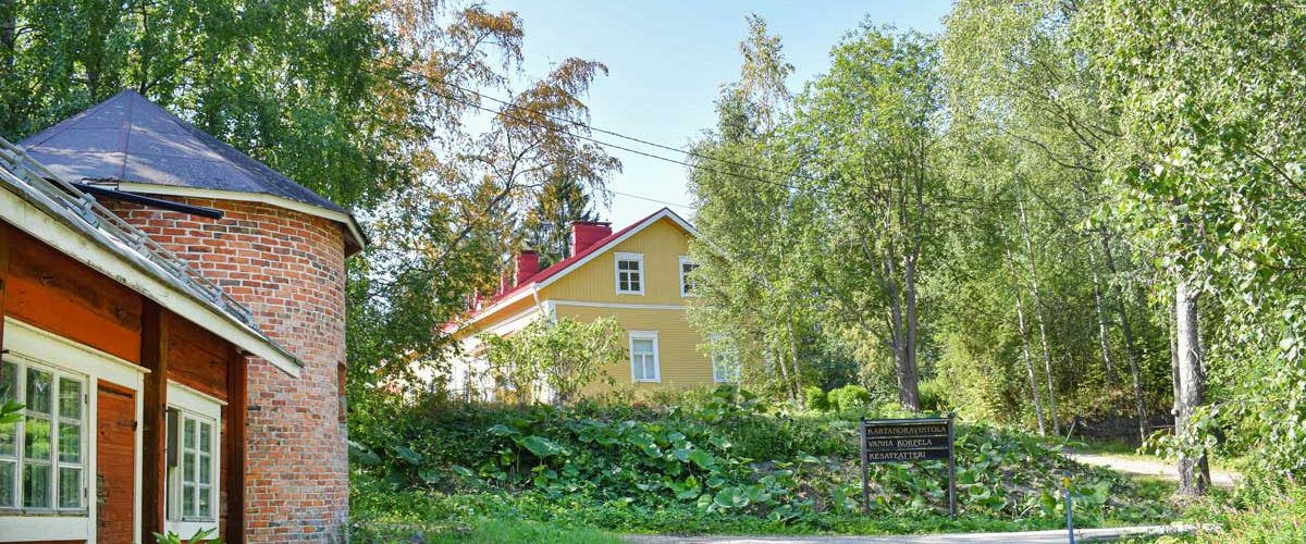 Tie, joka johdattelee Survon Kartanolle ja Korpelan tilalle.