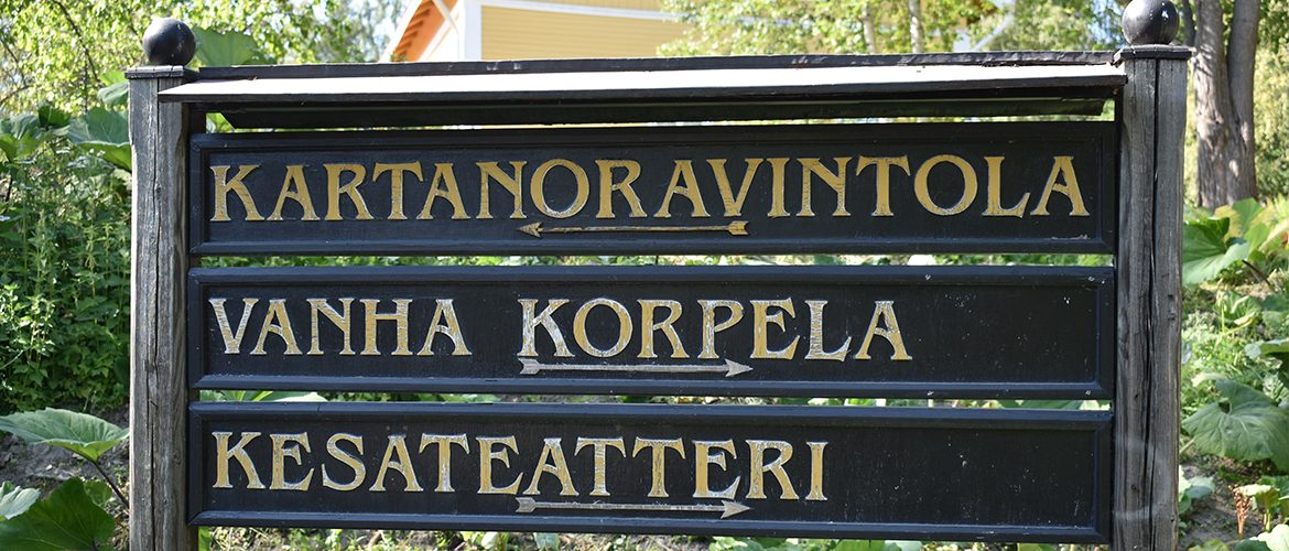 Survo Korpelan opastekyltti..