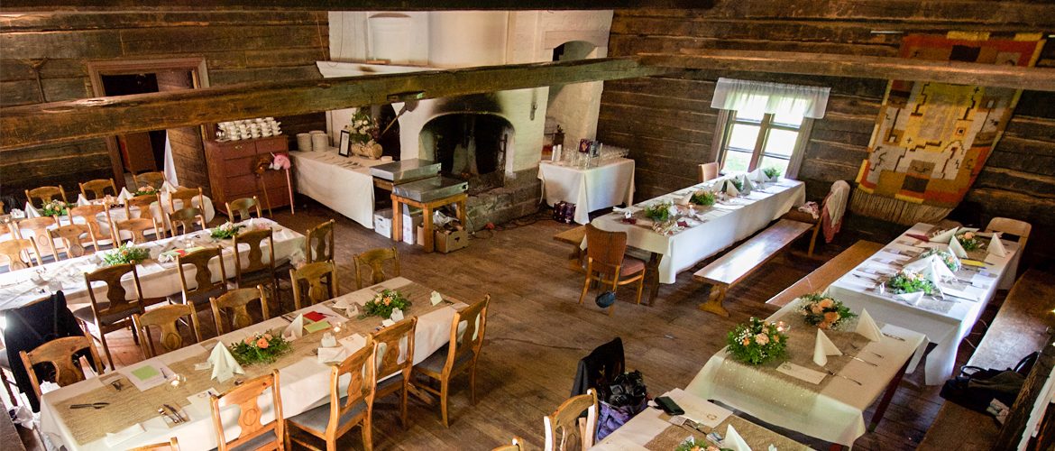 Korpelan juhlavasti katetut pöydät.