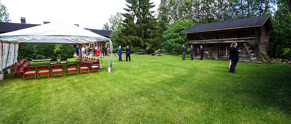 Korpelan rakennuksen piha-alue.