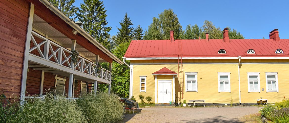 Survon päärakennus ja aitta.